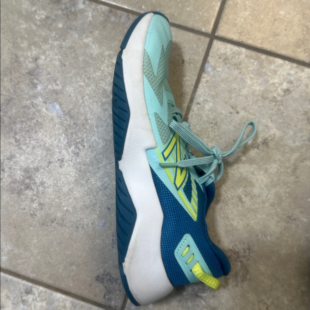 Girls (big kid) New Balance rave run sneaker
Size 6 - Picture 7 of 8